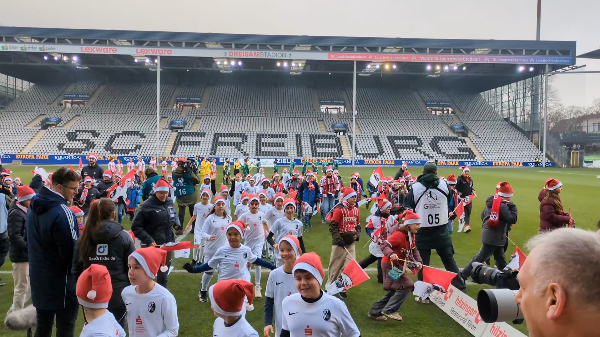 E-Jugend als Einlaufkinder bei den SC-Damen gegen Bremen